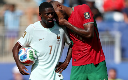 Đã rõ lý do Issa Diop không bị thẻ đỏ dù che miệng nói chuyện với Dembele ở trận Pháp 2-0 Morocco