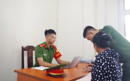 Vừa kết bạn Zalo để được hướng dẫn tích hợp thông tin VNeID, người phụ nữ SN 1967 lập tức trình báo công an