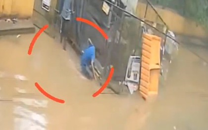 Đang đi bộ trên con đường ngập nước, nam bảo vệ ngã gục rồi tử vong
