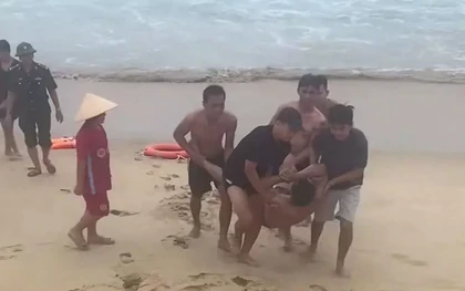 Cứu sống 3 cha con du khách Hà Nội bị sóng cuốn khi tắm biển ở Quảng Ngãi