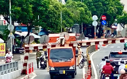 Xe tải mắc kẹt dưới thanh giới hạn của hầm chui trăm tỷ ở TPHCM