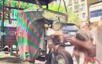 Dời chiếc xe đang chiếm chỗ, chủ ô tô quay lại tái mặt khi phát hiện thứ đáng sợ dưới bánh xe