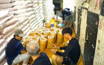 Bắt quả tang 10 người trong kho hàng, thu giữ gần 70 tấn hàng cùng máy móc và con dấu vuông