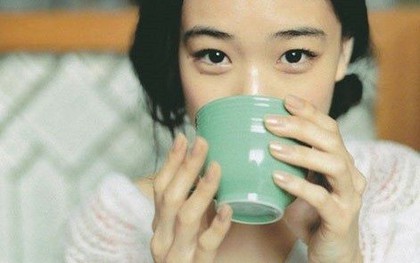 Vì sao nên uống nước ấm ngay sau khi thức dậy buổi sáng?