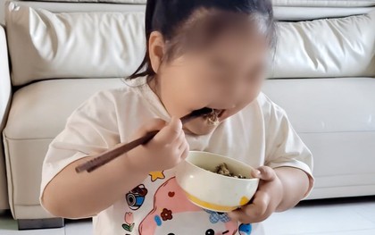 Bé gái 3 tuổi nặng tới 35kg vì bị bố mẹ ép ăn để livestream kiếm tiền