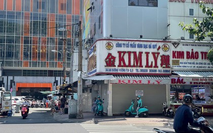 “Phố kim cương” ở TP.HCM vắng lặng sau vụ 30.000 viên kim cương, tiệm vàng Kim Lý đóng cửa