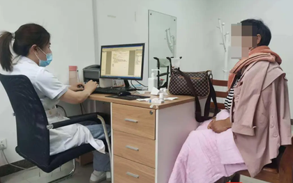 Mặc 4 chiếc áo len giữa thời tiết nóng như thiêu đốt, người phụ nữ vẫn run rẩy khắp người