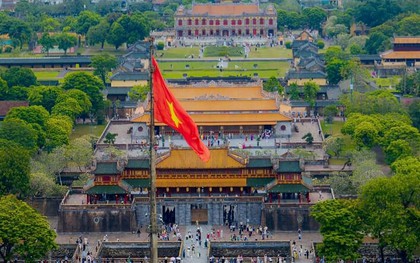 Dừng tham quan di tích Huế với du khách mặc phản cảm, bay flycam trái phép