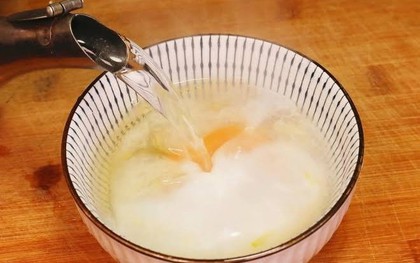 Bé trai 5 tuổi nhập viện sau khi ăn bát "trứng đánh nước sôi" bà nội làm mỗi sáng: Chuyên gia lên tiếng cảnh báo