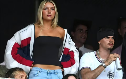 Harper Beckham làm lu mờ hai anh trai ở World Cup