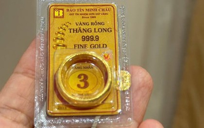 Vì sao nhiều người bán vàng?