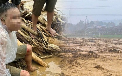 Người đàn ông mất vợ con kể khoảnh khắc cả nhà ôm nhau trước khi bị lũ cuốn trôi