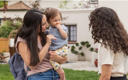 Đừng thô bạo ép con chào hỏi: 3 biểu hiện có vẻ vô lễ này thực chất là tín hiệu của trí tuệ cảm xúc cao