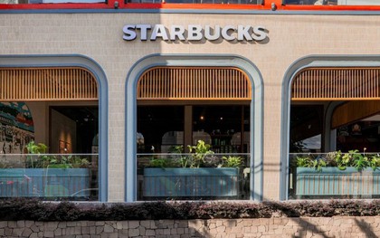 Starbucks Việt Nam gây tranh cãi vì lạm dụng AI, khách hàng chê đồng phục và thiết kế "mất chất"