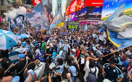 20.000 CĐV Argentina tạo thành biển người "nuốt trọn" Times Square trước chung kết World Cup, mưa lớn cũng không dập tắt cơn cuồng Messi