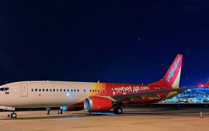 Chiều 1/7, sân bay Tân Sơn Nhất ghi nhận một máy bay khác lạ của Vietjet