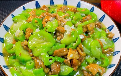 Cặp vợ chồng ngộ độc nguy kịch sau bữa tối, bác sĩ thở dài: Mướp, bầu, bí có 1 dấu hiệu ăn vào ngang "thuốc độc"