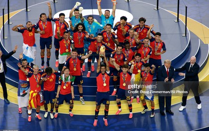 Vì sao các cầu thủ Tây Ban Nha mang những lá cờ khác nhau lên bục nhận cúp vô địch World Cup?