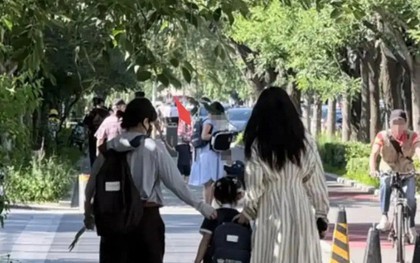 Chỉ đi đón con tan học thôi mà người đẹp Chu Châu khiến cả MXH tranh luận, nhìn ảnh bạn có đoán ra nguyên nhân không?