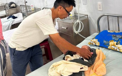 Cháu bé đi đá bóng phát hiện một trẻ sơ sinh nằm ở lề đường, công an phường đang xác minh nhân thân