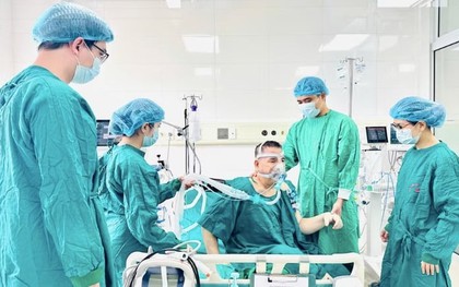 'Vợ khỏe không?' - Dòng chữ sau ca ghép phổi 8 giờ khiến vợ bật khóc