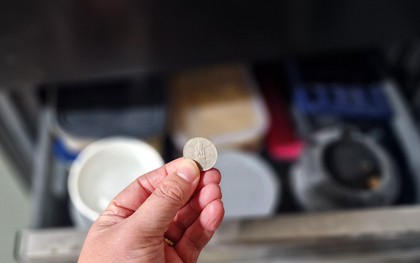 Vì sao nhiều gia đình đặt một đồng xu trong tủ lạnh khi vắng nhà dài ngày? Công dụng ít ai biết