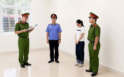 Kiểm tra nhà, bắt tạm giam Phạm Thị Huyền SN 1998 bán hàng online qua Zalo, Facebook