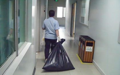 Một câu hỏi khiến "học bá" nghĩ 15 phút, cô lao công chỉ mất 5 giây để trả lời