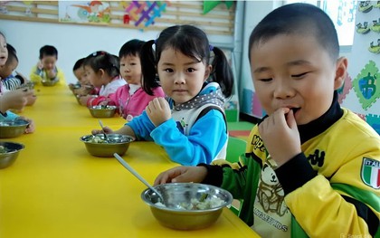 Con đi học gầy tong teo, mẹ tình cờ xem được tài khoản MXH của nhân viên bếp ăn nhà trường thì tá hóa phát hiện sự thật!