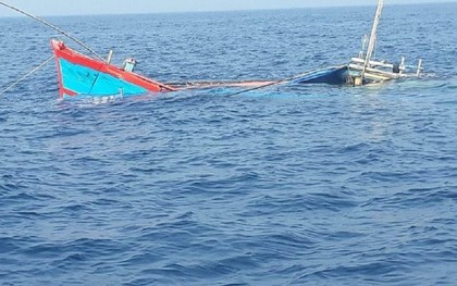 Dông lốc đánh chìm tàu cá ở Trường Sa, 33 ngư dân được cứu, 3 người mất tích