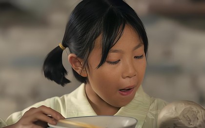 Bé gái 13 tuổi nhặt được sợi dây chuyền vàng mang đến đồn cảnh sát, người mất đồ định cảm ơn nhưng ánh mắt chợt dừng ở đôi chân em