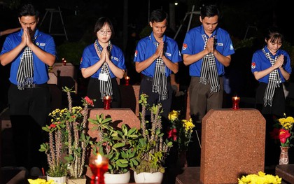 Xúc động hình ảnh nghìn người thắp nến tri ân các Anh hùng liệt sĩ tại TP.HCM