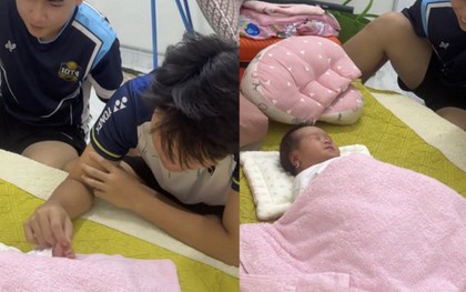 Mẹ bất ngờ sinh em gái sau 17 năm, hành động của 2 anh trai khiến nhiều người “tan chảy”