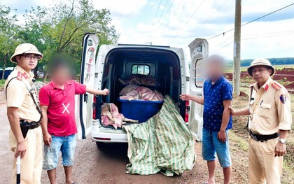 Chiếc xe tải van bốc mùi lạ trên đường, lực lượng chức năng phát hiện cảnh tượng khó tin: Những mảnh thịt heo tái xanh, có nhiều đốm đỏ