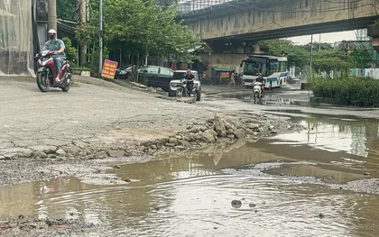 Đường nối Vành đai 3 Hà Nội xuống cấp, nhiều ổ gà nguy hiểm