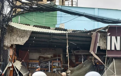 Xe ben tông sập cửa hàng ở TPHCM, cả gia đình nhập viện