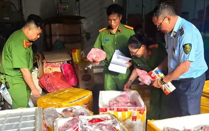 Phát hiện gần một tấn thịt heo, đùi gà hôi thối