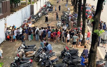 CĐV xếp hàng mua vé xem tuyển Việt Nam đấu Singapore tại ASEAN Cup