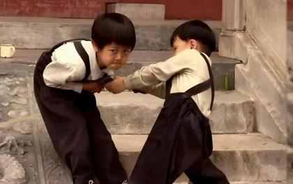 Vì sao có những đứa trẻ ở nhà thì hống hách, ra đường lại nhút nhát?