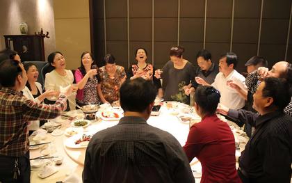 Đi họp lớp được hỏi lương hưu, tôi đùa nói 9 triệu đồng mỗi tháng, không ngờ hôm sau nhận liền 25 cuộc gọi