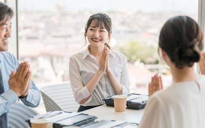 Bắt nữ nhân viên xinh đẹp ngồi cạnh chủ tịch, quản lý bị tòa phạt 1 tháng lương