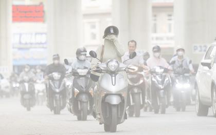 Bụi đất bủa vây đường Cầu Giấy, người dân Hà Nội khốn khổ vì ô nhiễm giữa công trường thi công