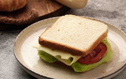 Người phụ nữ 50 tuổi bị loãng xương vì thường xuyên ăn bánh mì: Bác sĩ cảnh báo một chất âm thầm "rút" canxi khỏi xương