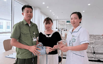 Phát hiện cọc tiền 16.000.000 đồng nằm chơ vơ tại Bệnh viện Bạch Mai cơ sở 2, đội ngũ an ninh lập tức rà soát xác minh