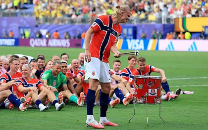 "Quái vật" Haaland làm nhạc trưởng, đánh trống cho Na Uy ăn mừng kiểu Viking chèo thuyền sau khi tiễn Brazil về nước