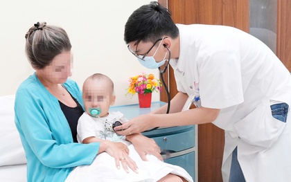 Cứu bệnh nhi 9 tháng tuổi người Kazakhstan nuốt phải kim băng đang bung mở