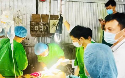 Bác sĩ kể lại quyết định sinh tử cứu nam thanh niên mắc kẹt trong máy công nghiệp