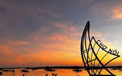 'Ban đêm kéo lưới, ban ngày làm tour' ở phá Tam Giang