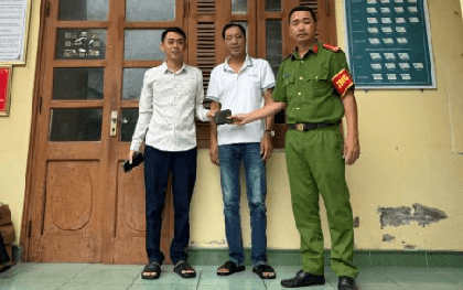 Điều tra cọc tiền mặt gần 11 triệu đồng nằm chỏng chơ bên đường, công an đặc khu Vân Đồn mời Phạm Minh Chiến SN 1996 tới làm việc