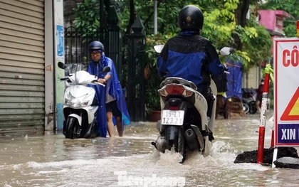 Mưa lớn kéo dài, gần 80 tuyến phố trung tâm Hải Phòng ngập sâu